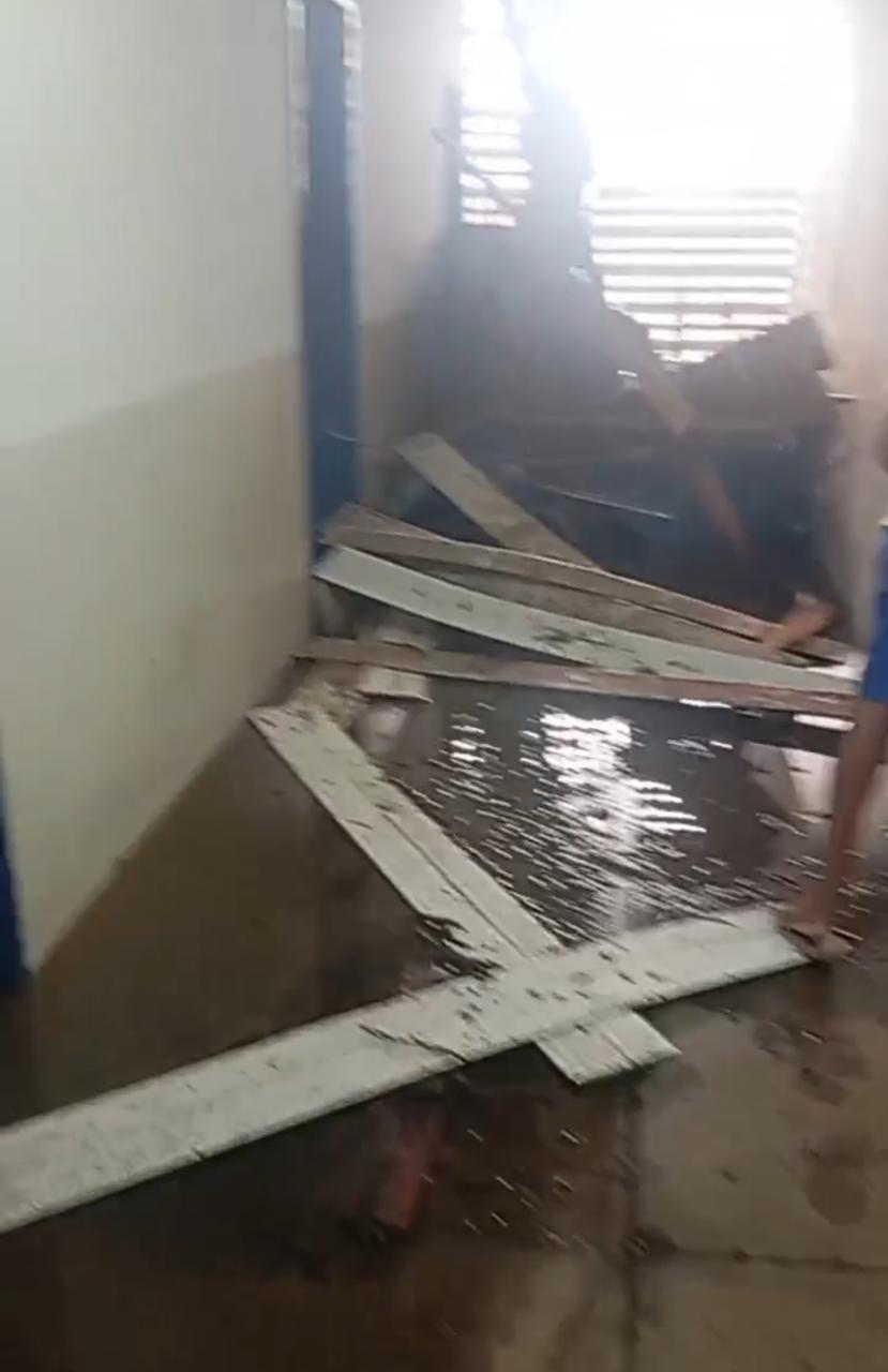 Teto de Unidade Básica de Saúde desaba em Juazeiro do Norte