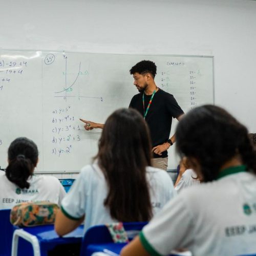‘Estreitar relações entre a saúde e educação’ pode ajudar a conter sofrimento psíquico entre jovens, diz estudo