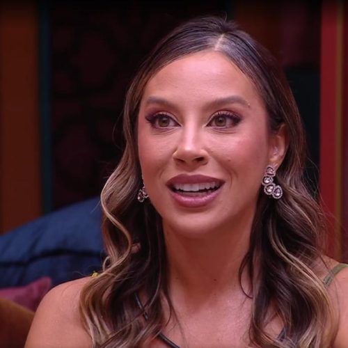Renata Saldanha é a campeã do Big Brother Brasil 25. Com 51,90% dos votos, a cearense garantiu a preferência do público no início da madrugada desta quarta-feira (23) e conquistou o prêmio de R$ 2,7 milhões. O anúncio foi feito por Tadeu Schmidt, que apresentou o programa de dentro da casa mais vigiada do País.