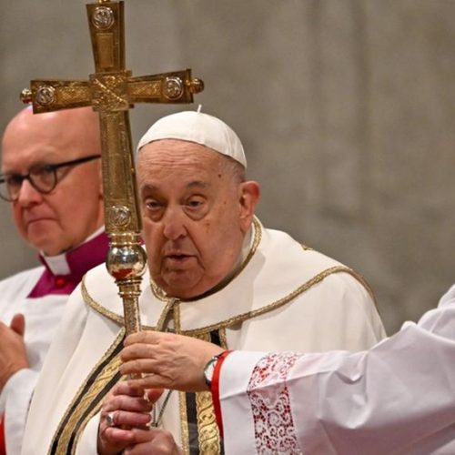 Internado com pneumonia nos dois pulmões, papa Francisco pede orações aos brasileiros